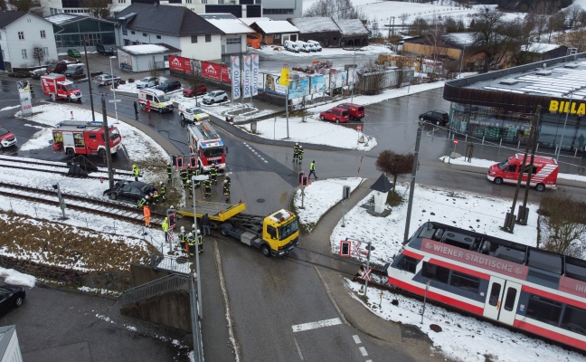 Personenrettung: Auto auf Bahn�bergang in Peuerbach mit Regionalzug-Triebwagen kollidiert