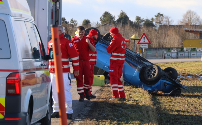 Auto mit Baby im Fahrzeug bei Verkehrsunfall in Gunskirchen �berschlagen