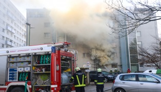 Sieben Verletzte bei ausgedehntem Wohnungsbrand in einem Mehrparteienwohnhaus in Wels-Pernau