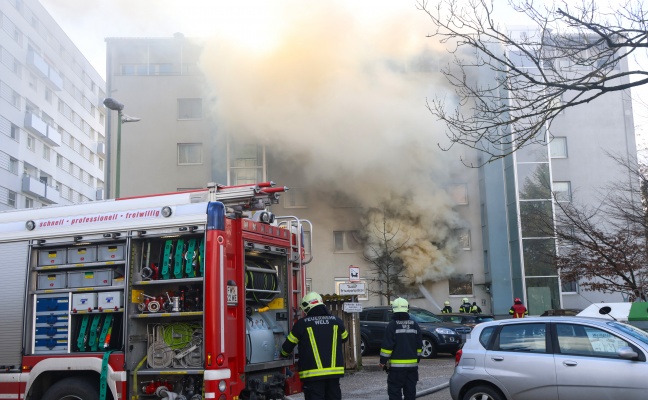 Sieben Verletzte bei ausgedehntem Wohnungsbrand in einem Mehrparteienwohnhaus in Wels-Pernau