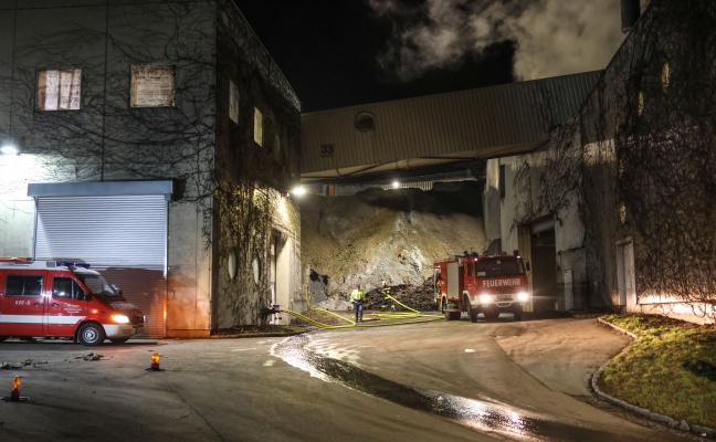 Brand in einem Betriebsgel�nde einer Papierfabrik in Laakirchen sorgt f�r l�ngeren L�scheinsatz