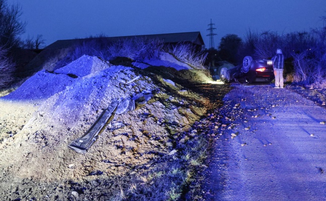 Auto bei Verkehrsunfall in Enns gegen Erdwall geprallt und �berschlagen