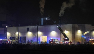 Drei Feuerwehren bei n�chtlichem Brand bei einem Betrieb in Aschach an der Donau im Einsatz