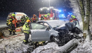 Menschenrettung in Wilhering: Auto bei winterlichen Fahrverh�ltnissen frontal gegen Baum gekracht