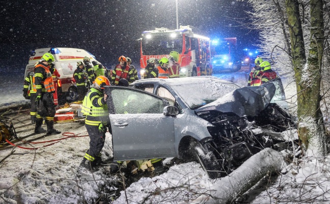 Menschenrettung in Wilhering: Auto bei winterlichen Fahrverh�ltnissen frontal gegen Baum gekracht