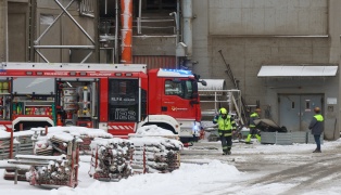 Brandeinsatz zweier Feuerwehren am Firmengel�nde eines Zementwerks in Kirchdorf an der Krems