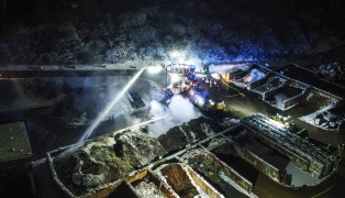 Vier Feuerwehren bei Brand bei einem Entsorgungsunternehmen in Attnang-Puchheim im Einsatz