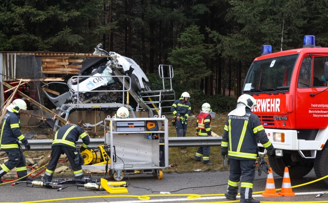 T�dlicher Crash: Kleintransporter kracht auf Westautobahn bei Laakirchen gegen L�rmschutzwand