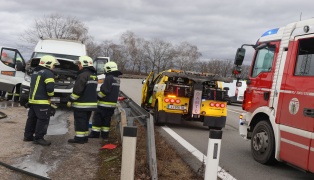 Brand bei einem Kleintransporter in Wels-Puchberg sorgte f�r Einsatz der Feuerwehr