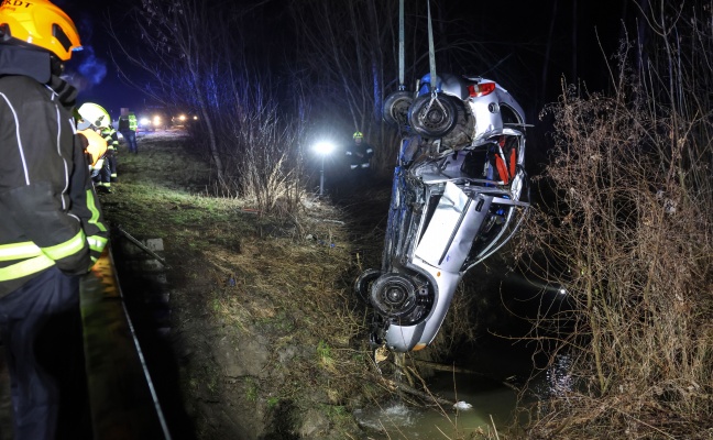 Auto�berschlag in Bach: Lenkerin nach Unfall bei Fraham in letzter Minute aus Lengauer Bach gerettet