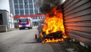 Auto in Vollbrand: Drei Feuerwehren bei Brand eines PKW in Marchtrenk im Einsatz