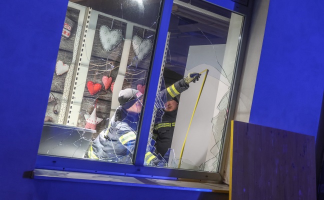 N�chtliches Scherbenmeer: Mehrere Fenster eines Gesch�fts in Wels-Neustadt eingeschlagen