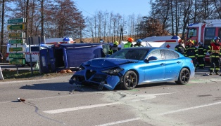 T�dlicher Verkehrsunfall: Person bei Kreuzungscrash zweier PKW in Haag am Hausruck t�dlich verletzt