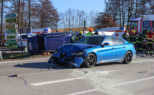 T�dlicher Verkehrsunfall: Person bei Kreuzungscrash zweier PKW in Haag am Hausruck t�dlich verletzt