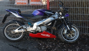 Schwerst verletzt: Folgenschwerer Motorradunfall bei Weibern fordert eine verletzte Person