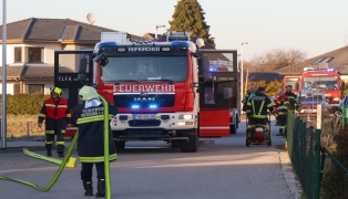 Vier Feuerwehren bei einem Mehrparteienwohnhaus in Hofkirchen an der Trattnach im Einsatz