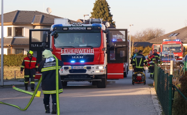 Vier Feuerwehren bei einem Mehrparteienwohnhaus in Hofkirchen an der Trattnach im Einsatz