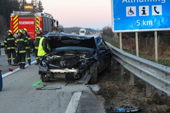 Schwerer Verkehrsunfall zwischen zwei Autos auf Westautobahn bei Sipbachzell