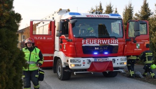Aufr�umarbeiten nach Kreuzungsunfall zwischen zwei PKW in Steinerkirchen an der Traun