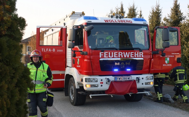 Aufr�umarbeiten nach Kreuzungsunfall zwischen zwei PKW in Steinerkirchen an der Traun