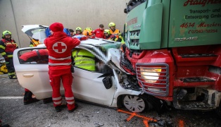 Frontalcrash zwischen PKW und LKW in einer Bahnunterf�hrung bei Marchtrenk