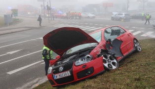 Schwerer Kreuzungscrash zwischen zwei PKW auf Wiener Stra�e in Wels-Lichtenegg