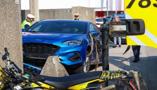 Auto auf Betonpflock aufgefahren - Einsatzkr�fte zu Personenrettung nach Unfall in Traun alarmiert