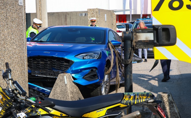 Auto auf Betonpflock aufgefahren - Einsatzkr�fte zu Personenrettung nach Unfall in Traun alarmiert