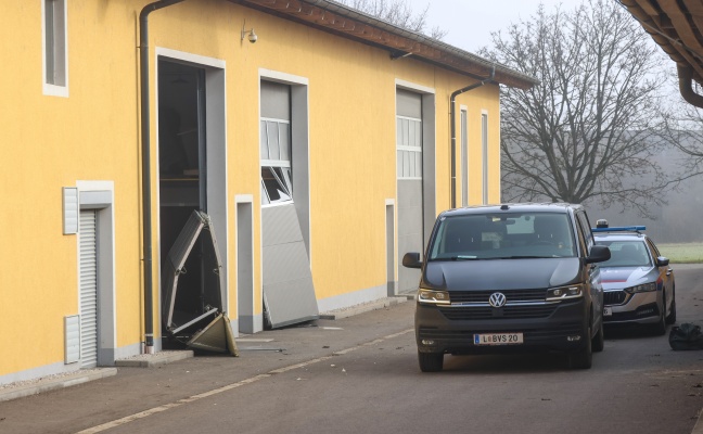 Heftige Explosion in einem landwirtschaftlichen Nebengeb�ude in Ried im Traunkreis