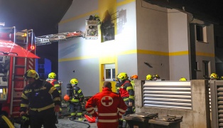 Ausgedehnter Zimmerbrand in einem Wohnhaus in Traun sorgte f�r gr��eren Einsatz der Feuerwehr