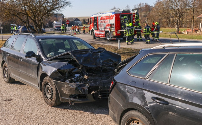Schwerer Verkehrsunfall mit vier beteiligten PKW auf Rieder Stra�e bei St. Marienkirchen am Hausruck