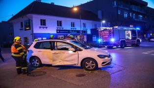 Aufr�umarbeiten nach PKW-Kollision in "Mini-Kreisverkehr" in Marchtrenk