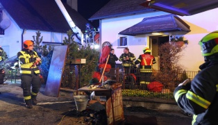 Brand in einem Wohnhaus in Stadl-Paura sorgte f�r Einsatz von Feuerwehr, Rettung und Polizei