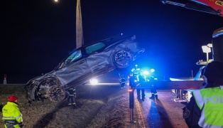 Auto in Seitenlage: PKW bei Schiedlberg von Stra�e abgekommen und �berschlagen