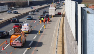 Verkehrsunfall zwischen LKW und PKW im Baustellenbereich der Westautobahn bei Enns