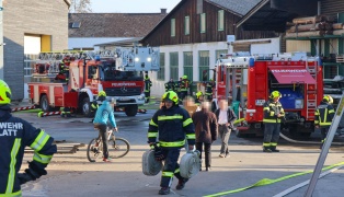 Silobrand: Sechs Feuerwehren bei Brand bei Holzverarbeitungsbetrieb in Schwanenstadt im Einsatz