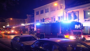 Patient nach medizinischem Notfall mittels Drehleiter aus Wohngeb�ude in Wels-Innenstadt gerettet