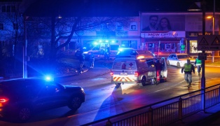 Schwerer Verkehrsunfall: E-Scooter-Lenker in einem Kreisverkehr in Wels-Neustadt schwer gest�rzt