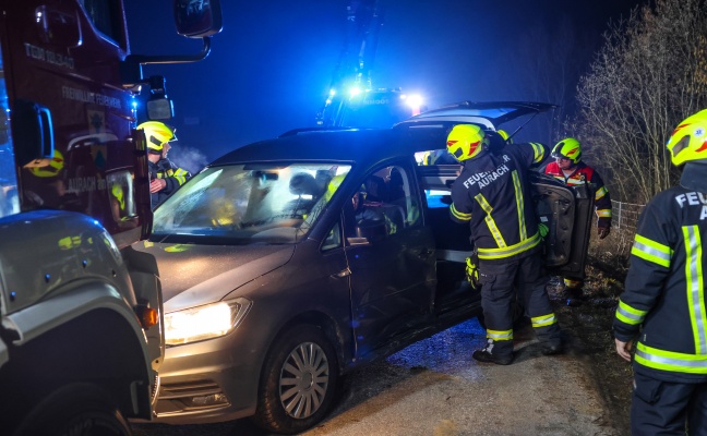 Schr�glage: Auto bei n�chtlichem Verkehrsunfall in Aurach am Hongar von Stra�e abgekommen