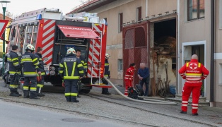 Brand in einem landwirtschaftlichen Geb�ude in Michaelnbach fordert zwei Verletzte