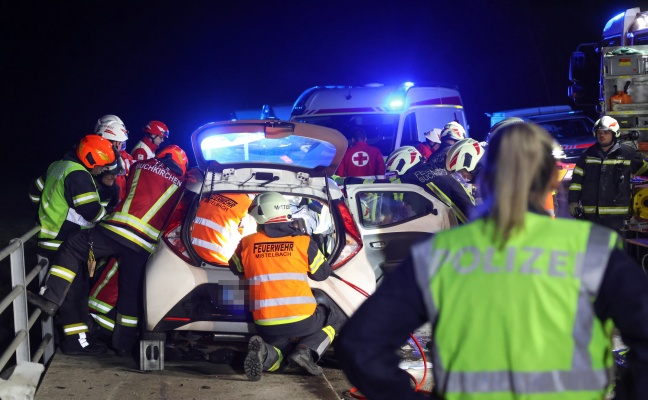 Lenkerin eingeklemmt: Vier teils Schwerverletzte nach schwerem Crash zweier Autos in Buchkirchen