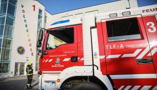 Zwei Feuerwehren bei Brandverdacht in einer Volksschule in Marchtrenk im Einsatz