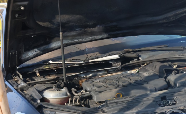 PKW-Brand auf Parkplatz eines Lebensmittelgesch�fts in Lambach rasch gel�scht