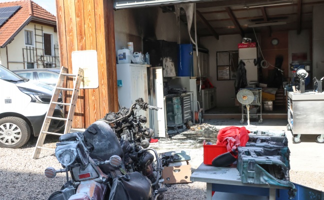 Vier Feuerwehren bei Brand in einer Garagenwerkst�tte in Sierning im Einsatz
