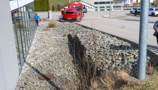 Auto �berschlagen: PKW st�rzt in St. Martin im M�hlkreis �ber Steinb�schung gegen Gesch�ftsfassade