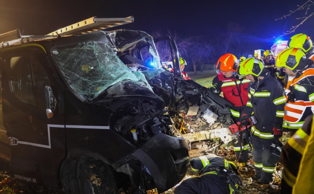 Lenker eingeklemmt: Kleintransporter bei Gunskirchen von Stra�e abgekommen und gegen Baum geprallt