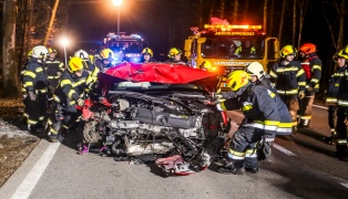 Schwerer Crash mit drei beteiligten PKW auf Lamprechtshausener Stra�e bei Neukirchen an der Enknach