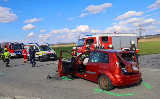 Schwerer Kreuzungscrash auf Braunauer Stra�e bei Burgkirchen