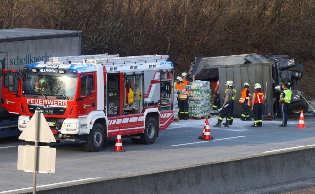 Totalsperre: LKW-Anh�nger mit Mehlpackungen auf Westautobahn bei Sipbachzell umgest�rzt