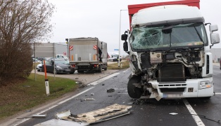 Schweine umgeladen: Schwerer Crash mit vier beteiligten Fahrzeugen auf Pyhrnpass Stra�e in Steinhaus